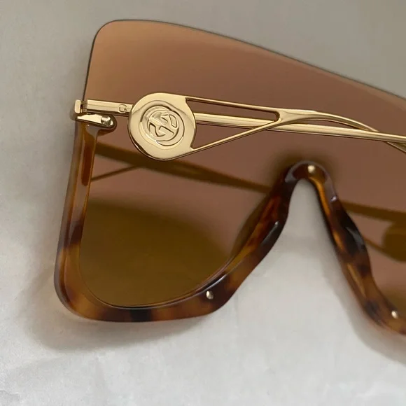 Gucci Oversize mask sunglasses